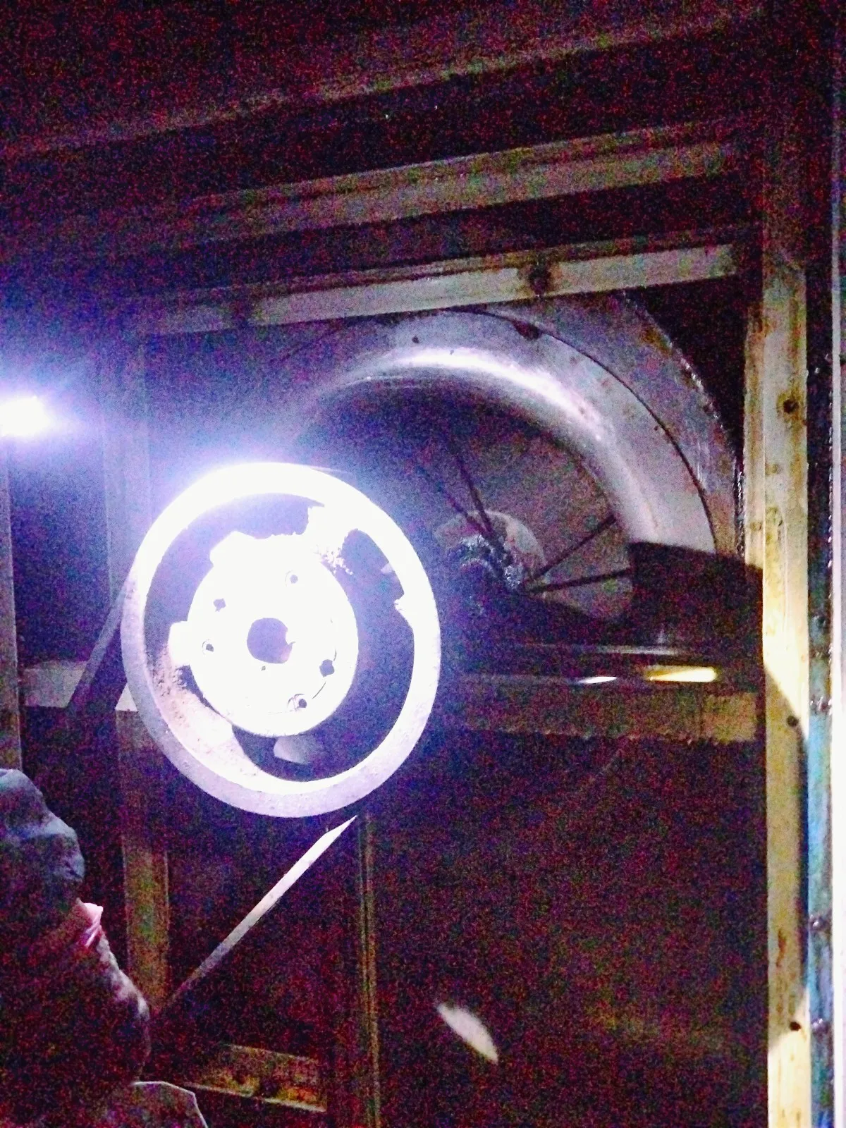 郑州郑东新区美食街餐饮商铺油烟管道集中清洗施工方案 - 清洗前 - 郑州天得一国家一级资质团队作业实拍